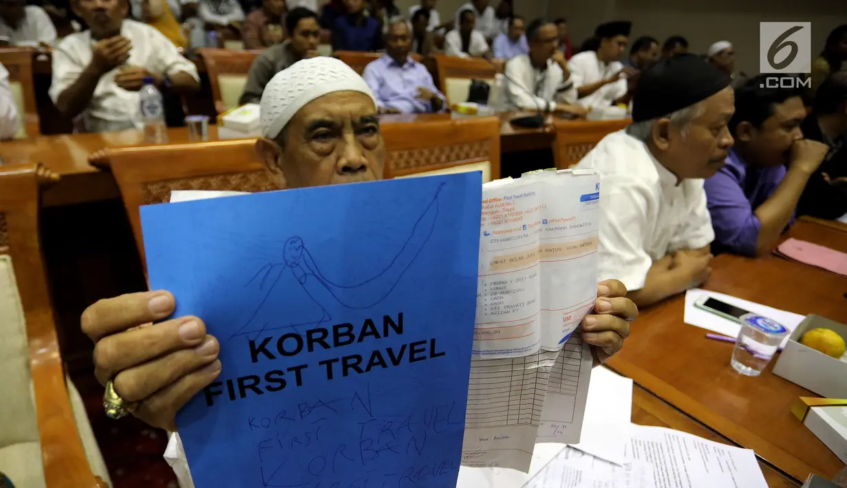 Calon jemaah umrah First Travel menunjukkan kwitansi saat mendatangi gedung DPR bertemu dan mengadu ke Komisi VIII DPR Fraksi PPP, di Kompleks Parlemen, Senayan, Jakarta, Jumat (18/8). (Liputan6.com/Johan Tallo)