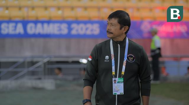 Pelatih Timnas Indonesia U-22, Indra Sjafri saat melawan Myanmar U-22 pada pertandingan SEA Games 2025 di 700th Anniversary Stadium, Chiang Mai, Jumat (12/12/2025). (Bola.com/Bagaskara Lazuardi)