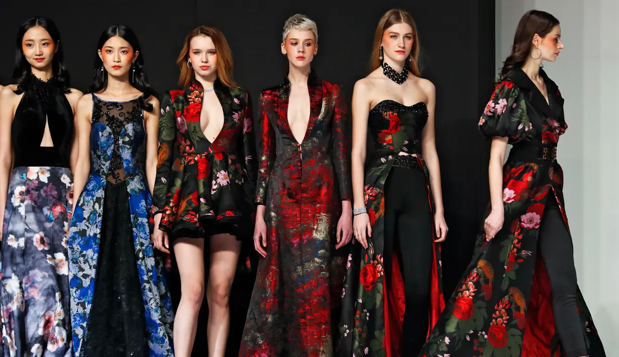 Sejumlah model berjalan di atas catwalk busana koleksi MUXU rancangan Yang Shan selama China Fashion Week di Beijing (28/3). (AFP Photo/Wang Zhao)