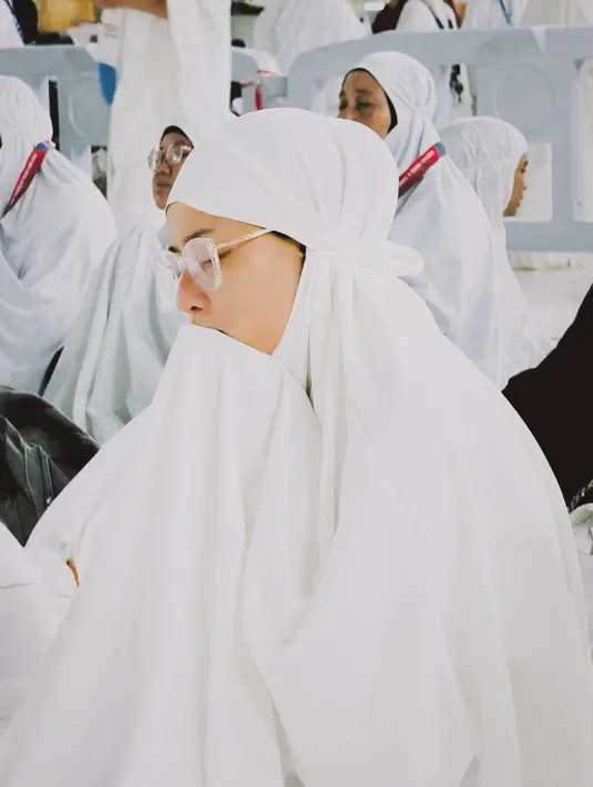 <p>Awkarin akhirnya tiba di Tanah Suci Makkah. Dia dengan khusyuk berdoa sambil mengangkat kedua tangannya. (Foto: Instagram/ narinkovilda)</p>
