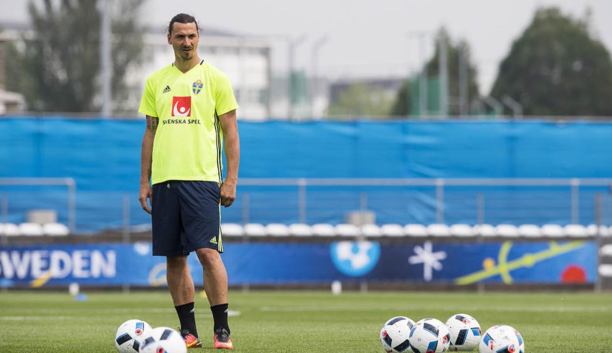 Penyerang Swedia, Zlatan Ibrahimovic, bersiap menendang bola saat latihan jelang Piala Eropa 2016 di Saint-Nazaire, Prancis, Kamis (9/6/2016). (AFP/Jonathan Nackstrand)