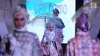 Model membawakan busana pada acara Palembang Fashion Week (PFW) 2019 di Palembang Icon, Sumsel, Minggu (10/3). Pagelaran PFW yang digelar ke enam kalinya menampilkan 10 karya desainer lokal yang mengusung tema URBANATION. (Liputan6.com/Fery Pradolo)