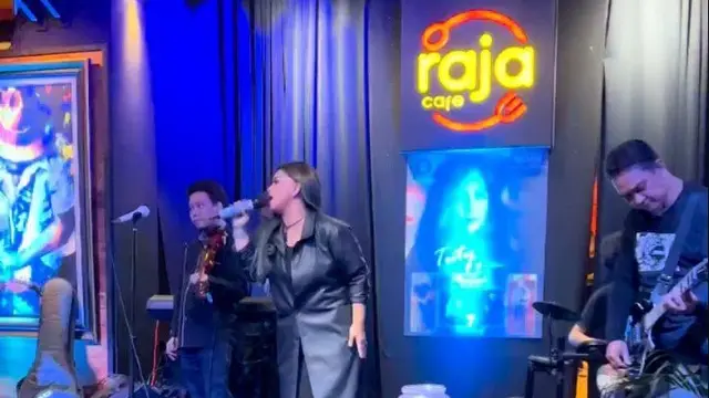 Tuty Darmawangsa (https://www.instagram.com/p/Ca7f2WevSdx/)