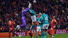 Virgil van Dijk dari Liverpool, kanan atas, dan kiper Galatasaray Ugurcan Cakir berebut bola tinggi saat pertandingan leg pertama babak 16 besar Liga Champions antara Galatasaray dan Liverpool, di Istanbul, Turki, Rabu (11-3-2026) dini hari WIB. (AP Photo/Khalil Hamra)