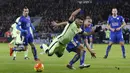 Pemain Manchester City, Sergio Aguero dijegal pemain Leicester City, Gokhan Inler pada lanjutan liga Premier Ingggris di Stadion King Power, Inggris, Rabu (30/12/2015) dini hari WIB.  (Reuters/Carl Recine)
