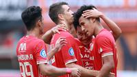 Para pemain Persija Jakarta merayakan gol yang dicetak oleh Hanif Sjahbandi (kanan) saat melawan Arema FC dalam laga pekan ke-23 BRI Liga 1 2022/2023 di Stadion Patriot Candrabhaga, Bekasi, Minggu (12/2/2023) sore WIB. Persija menang dengan skor 2-0. (Bola.com/M Iqbal Ichsan)