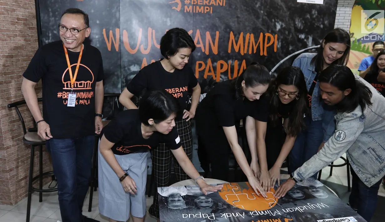 Pemasangan puzzel saat peluncuran #BERANIMIMPI2017 di kawasan Menteng, Jakarta, Selasa (30/05). Berani Mimpi berencana membangun beragam fasiltas di Papua. (Liputan6.com/Herman Zakharia)
