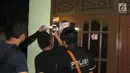 Polisi melakukan olah TKP perampokan disertai pembunuhan di komplek TNI AL Pondok Labu, Jakarta, Kamis (5/4). Peristiwa terjadi saat korban menjalani salat Maghrib di kamar tengah. (Liputan6.com/Arya Manggala)