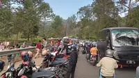 Ratusan lapak pedagang kaki lima (PKL) disepanjang jalur Puncak, Kabupaten Bogor, Jawa Barat, akan segera dibongkar. Langkah ini dilakukan karena keberadaan lapak tersebut telah melanggar aturan dan menghambat arus lalu lintas (Liputan6.com/Achmad Sudarno)