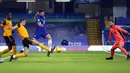 Pemain Chelsea Olivier Giroud (tengah) berusaha mencetak gol ke gawang Wolverhampton Wanderers pada pertandingan Liga Inggris di Stamford Bridge Stadium, London, Inggris, Rabu (27/1/2021). Pertandingan berakhir dengan skor 0-0. (AP Photo/Frank Augstein)