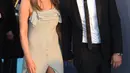 Aktris cantik Jennifer Aniston didampingi sang suami, Justin Theroux saat tiba pada ajang Critics' Choice Awards ke-21 di Santa Monica, California, Minggu (17/1/2016). (Jason Merritt/Getty Images/AFP)