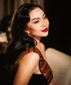 Setiap pilihan warna merah yang dipulas di bibirnya memberi kesan yang berbeda, namun tetap membuat Ariel tampil memikat. [@arieltatum].