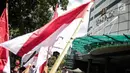 Massa dari Komite Penyelamat Asset Negara mengibarkan bendera Merah Putih saat berunjuk rasa di Gedung Granadi, Jakarta, Senin (17/12). Mereka menuntut penyitaan sejumlah aset milik Yayasan Supersemar, termasuk Gedung Granadi. (Liputan6.com/Faizal Fanani)