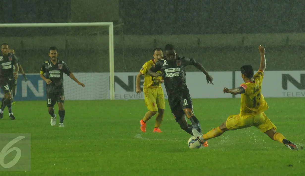 Penyerang PBFC, Brima Pepito Sanusie (kedua kanan) mencoba melewati hadangan pemain Sriwijaya FC di turnamen Piala Bhayangkara di Stadion Si Jalak Harupat, Bandung, Jumat (18/3/2016). Sriwijaya unggul 3-1 atas PBFC. (Liputan6.com/Helmi Fithriansyah)