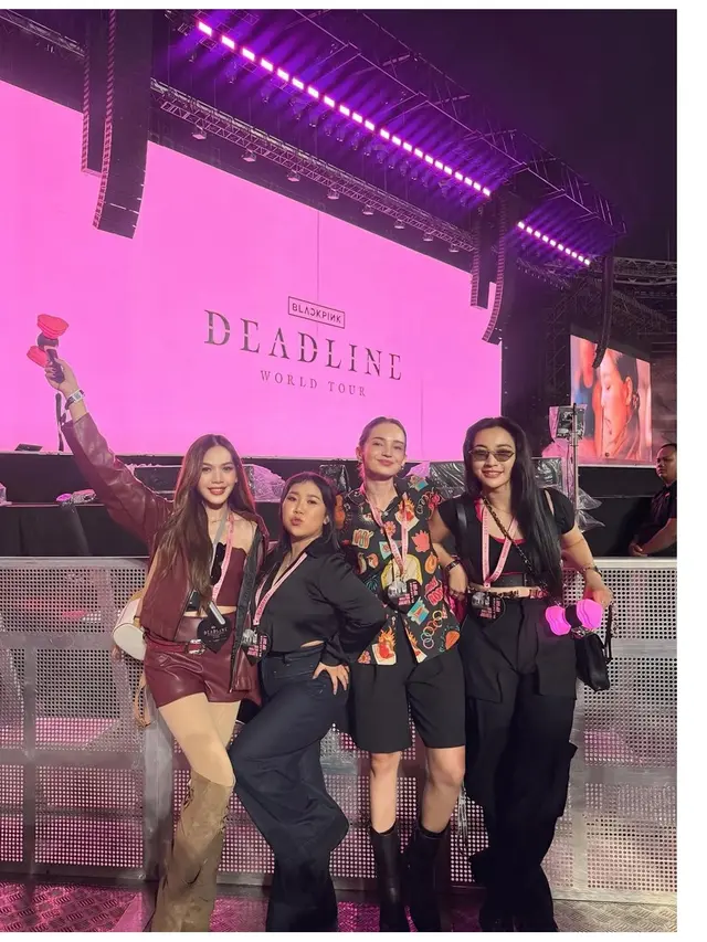 9 Potret Gaya Artis Nonton Konser BLACKPINK 'DEADLINE' di Jakarta, Diguyur Hujan