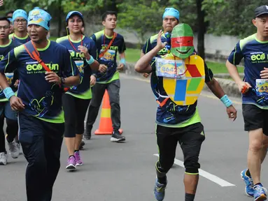 Salah satu pelari mengenakan topeng saat mengikuti Pertamina Eco Run 2017 di Pantai Karnaval Ancol, Jakarta, Sabtu (16/12). Ribuan pelari ambil bagian pada lomba yang bertema Lari Lestarikan Bumi. (Liputan6.com/Helmi Fithriansyah)
