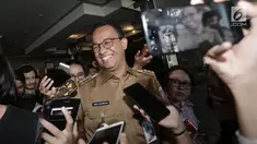 Gubernur DKI Jakarta Anies Baswedan tersenyum usai menjalani pemeriksaan di Gedung Bawaslu RI, Jakarta, Senin (7/1). Pemeriksaan terkait laporan pose dua jari yang dilakukan Anies di podium Konferensi Nasional Gerindra. (Merdeka.com/Iqbal S. Nugroho)