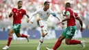 Bintang Portugal, Cristiano Ronaldo, berusaha melewati bek Maroko, Manuel Da Costa, pada laga grup B Piala Dunia di Stadion Luzhniki, Moskow, Kamis (20/6/2018). Portugal menang 1-0 atas Maroko. (AP/Francisco Seco)