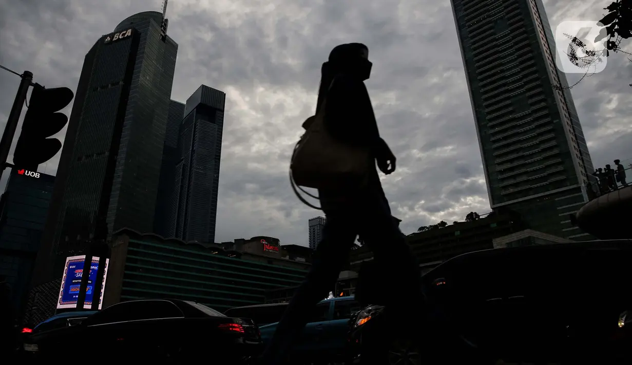 Aktivitas para pekerja saat jam pulang kerja melintasi jalan Kawasan Jalan MH Thamrin, Jakarta, Senin (2/12/2024). (Liputan6.com/Angga Yuniar)