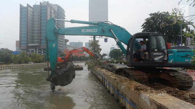 Antisipasi Pendangkalan, Alat Berat Keruk Endapan Lumpur Kalimalang