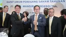 Mantan Dirut Bank Mandiri, Budi G Sadikin melakukan salam komando dengan Dirut terpilih Bank Mandiri, Kartika Wirdjoatmodjo saat konferensi pers Rapat Umum Pemegang Saham Tahunan Bank Mandiri, Jakarta, Senin (21/3/2016). (Liputan6.com/Angga Yuniar)
