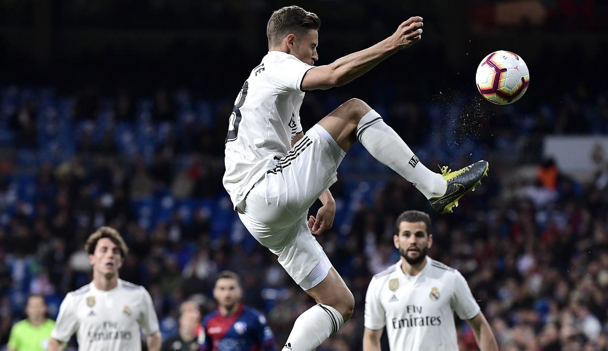 Gelandang Real Madrid, Marcos Llorente, mengontrol bola saat melawan Huesca pada laga La Liga Spanyol di Stadion Santiago Bernabeu, Madrid, Minggu (31/3). Madrid menang 3-2 atas Huesca. (AFP/Javier Soriano)