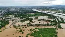 Topan Super Fung-wong, dikenal secara lokal sebagai Uwan, menerjang timur laut Filipina pada Minggu (9/11/2025) malam waktu setempat dengan membawa angin kencang dan hujan deras. Tampak foto udara menunjukkan pemandangan rumah-rumah dan sawah yang terendam banjir di Kota Tuguegarao, Provinsi Cagayan, di utara Manila pada 10 November 2025, setelah sungai meluap akibat hujan deras yang disebabkan oleh Topan Super Fung-wong. (John DIMAIN/AFP)