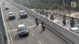 Pengendara sepeda motor melintasi Jalan Layang Non-Tol (JLNT) Kampung Melayu-Tanah Abang, Jakarta, Kamis (30/8). Meski berulang kali ditertibkan, sejumlah pemotor tetap nekat melintasi jalur khusus mobil tersebut. (Liputan6.com/Immanuel Antonius)