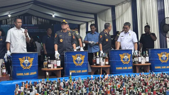 Direktorat Jenderal Bea Cukai memusnahkan Barang Hasil Penindakan Kanwil Bea Cukai Jakarta. Barang yang dimusnahkan meliputi 13,4 juta batang rokok dan botol minuman yang mengandung etil alkohol. (Foto: Liputan6.com/Tira Santia)