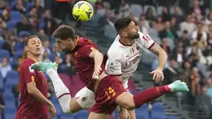 Pemain AS Roma Marash Kumbulla (kiri) bersaing memperebutkan bola dengan pemain AC Milan Olivier Giroud pada pertandingan sepak bola Serie A Liga Italia di Stadion Olimpiade Roma, Italia, Sabtu (29/4/2023). (AP Photo/Gregorio Borgia)