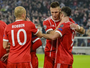 Para pemain Bayern Munchen merayakan gol yang dicetak Robert Lewandowski ke gawang Anderlecht pada laga Liga Champions di Stadion Allianz Arena, Munchen, Selasa (12/9/2017). Munchen menang 3-0 atas Anderlecht. (AFP/Guenter Schiffmann) 