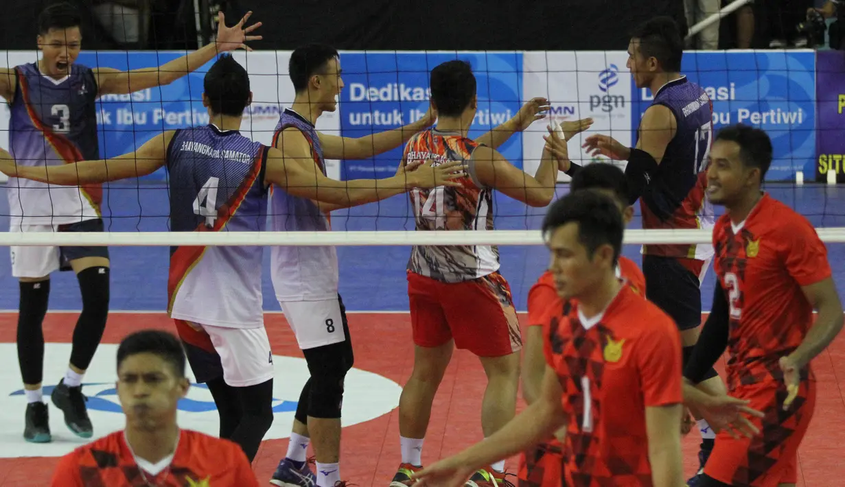Pevoli Bhayangkara Samator merayakan bola masuk saat melawan TNI AU pada laga final Livoli 2017 di GOR Dimyati, Tangerang, Sabtu (9/12/2017). Bhayangkara menang 3-1 atas TNI AU. (Bola.com/Vitalis Yogi Trisna)