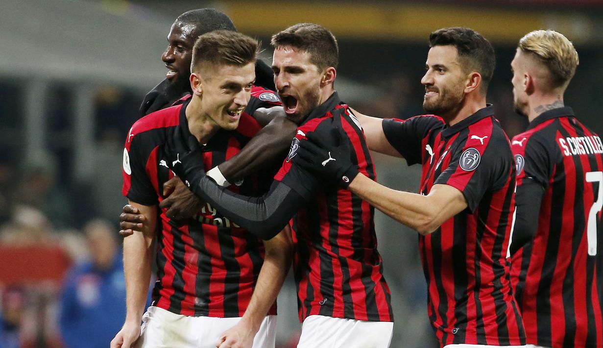 Selebrasi pemain AC Milan usai Krzysztof Piatek mencetak gol pada menit ke-10 di laga perempat final Coppa Italia yang berlangsung di stadion San Siro, Milan, Rabu (30/1). AC Milan menang 2-0 atas Napoli (AP/Antonio Calanni)