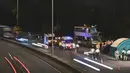 Suasana lalu lintas setelah bus tingkat dua menabrak pohon di Kwu Tung, Hong Kong, Rabu (18/12/2019). Kecelakaan tersebut mengakibatkan enam orang tewas dan belasan lainnya luka-luka. (Philip FONG/AFP)