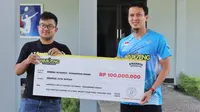 Hadiah Bonus Sebesar Rp100 Juta dari PT Waroeng Steak Indonesia Diserahkan kepada Mohammad Ahsan Setelah Keluar Sebagai Runner Up di BWF World Tour Finals 2022 Bersama Hendra Setiawan