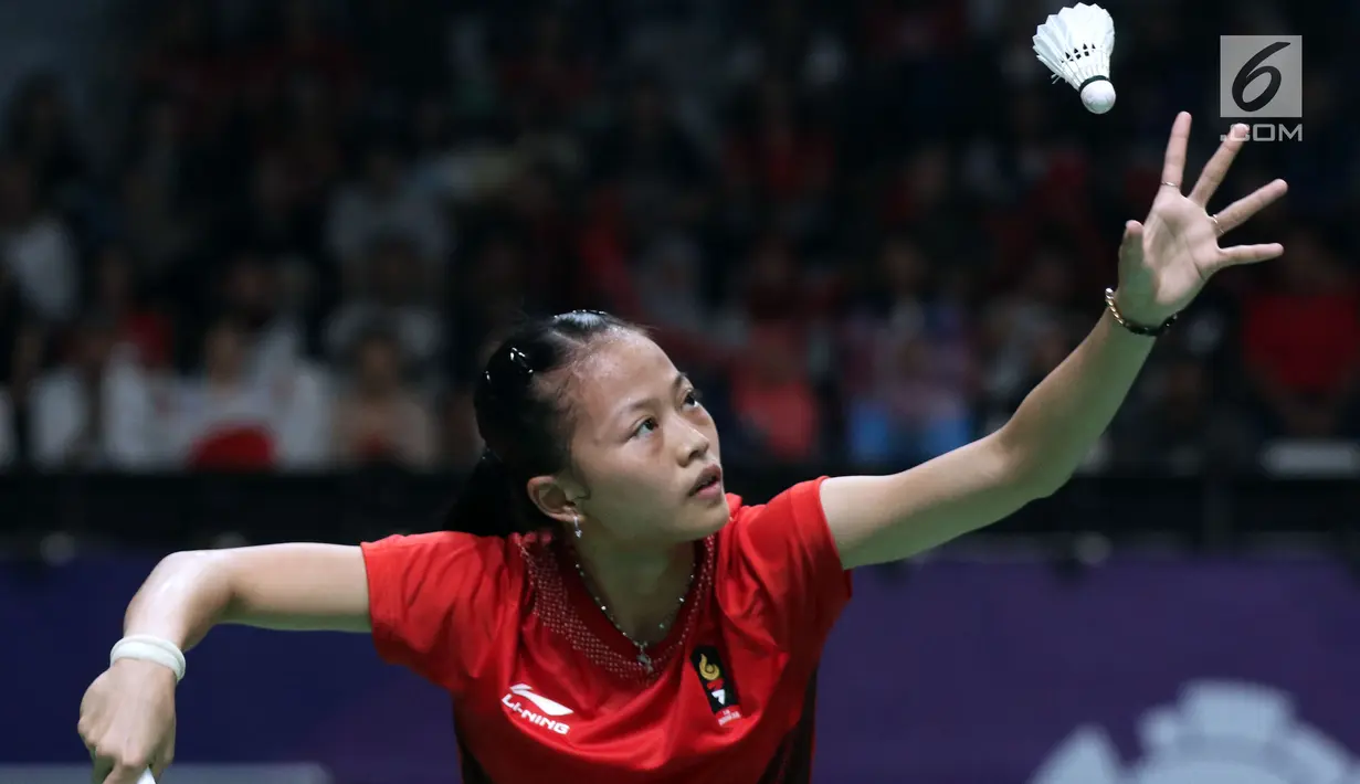 Tunggal putri Indonesia, Fitriani melakukan pukulan serve ke arah pemain India, Saina Nehwal di babak 16 besar Bulutangkis Tunggal Putri Asian Games 2018 di Istora Kompleks GBK, Sabtu (25/8). Fitriani kalah 6-21, 14-21. (Liputan6.com/Helmi Fithriansyah)