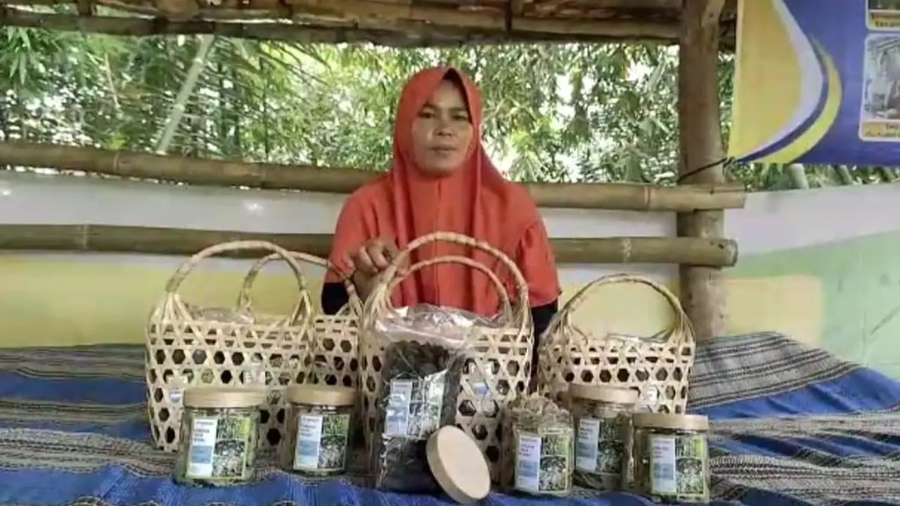 Wanita Ini Sukses Bangun Usaha Kerupuk Daun Bambu