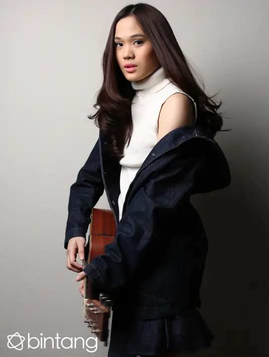 Tak heran jika musik sudah menjadi bagian dari diri Sheryl Sheinafia, pasalnya alat musik gitar sudah seperti sahabat setianya sendiri. Sekarang, Sheryl lebih mendalami teori dan teknik-teknik gitar. (Galih W. Satria/Bintang.com)