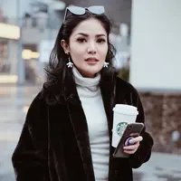 Aksesori kecil memberi impact besar pada total look Nindy untuk kesan tampil muda dan fun (Foto: Instagram @nindyayunda)