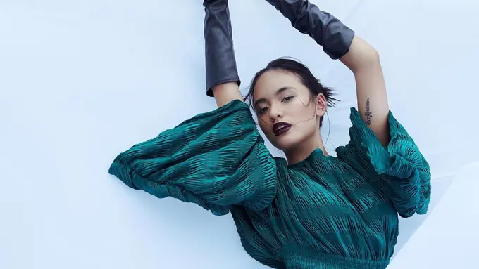 Polesan Makeup Wajah Eksotis Pemeran Yuni, Arawinda Kirana