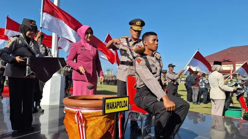 Wakapolda Riau Brigjen Kasihan Rahmadi menyiramkan air kepada calon bintara polisi yang mengikuti pendidikan di Sekolah Polisi Negara Polda Riau.