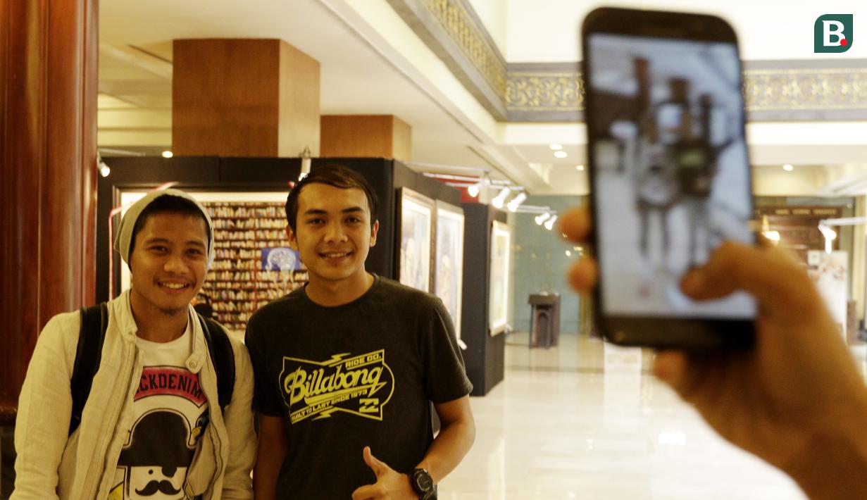 Pemain Indonesia, Evan Dimas, foto bersama fans sebelum meninggalkan penginapan usai pertandingan terakhir Piala AFF 2018 melawan Filipina di Hotel Sultan, Jakarta, Senin (25/11). Indonesia gagal lolos fase grup Piala AFF. (Bola.com/M Iqbal Ichsan)