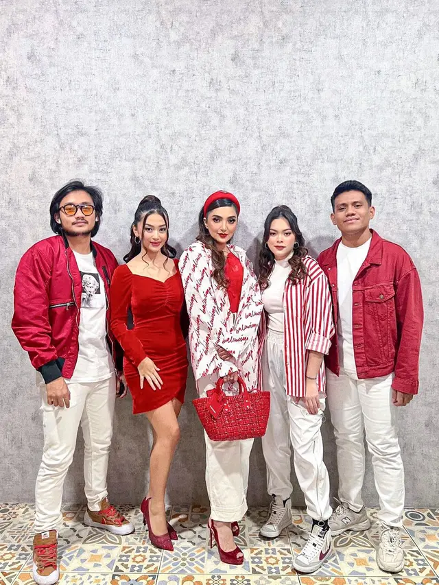 7 Potret Carmen Gloria, Penyanyi yang Ikut Bawakan Lagu Bersama Anang dan Ashanty di GBK