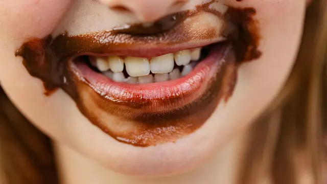 Anak Makan Coklat.
