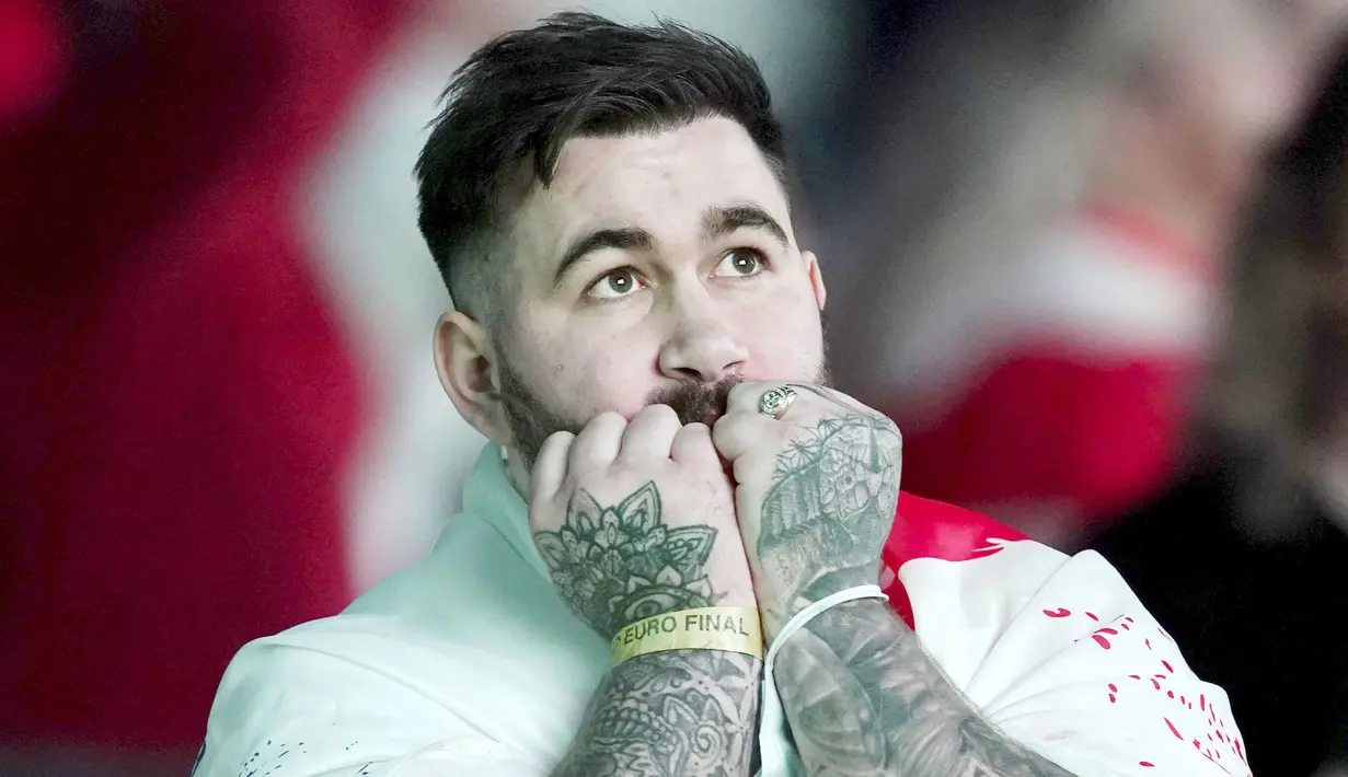 Perasaan suporter Tim Tiga Singa hancur lebur usai ditaklukkan Gli Azzuri pada partai final Euro 2020 lewat adu penalti dengan skor 3-2. (Foto:AP/Martin Rickett)