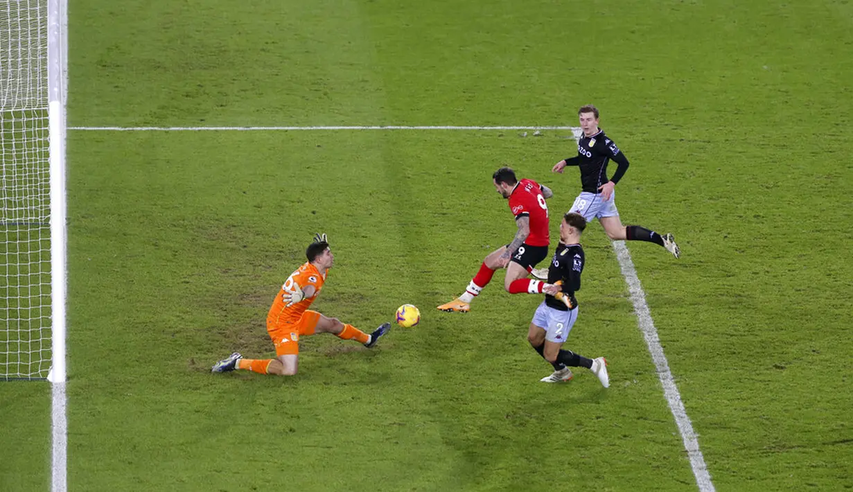 Pemain Southampton Danny Ings (tengah) mencetak gol ke gawang Aston Villa yang kemudian dianulir karena offside pada pertandingan Liga Inggris di Stadion St. Mary, Southampton, Inggris, Sabtu (30/1/2021). Aston Villa menang 1-0. (Michael Steele/Pool via AP)