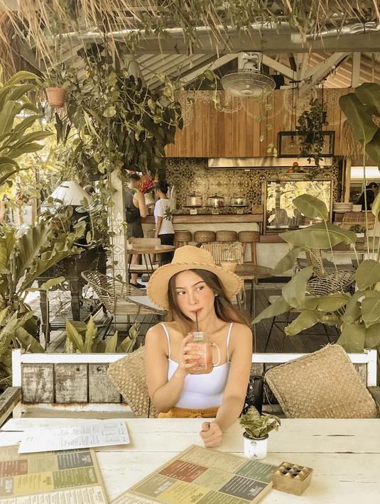 Selain menjadi model, ia pun kerap habiskan waktunya untuk liburan. Salah satunya ialah liburan ke Bali bersama teman-teman. Menikmati waktu liburan di Bali tentu akan mengisi semangatnya saat bermain sinetron kembali. (Liputan6.com/IG/@gabriellalarasati)