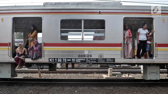 Penumpang KRL Commuter Line menunggu dalam gerbong saat kereta berhenti beroperasi di kawasan Jatinegara, Jakarta, Minggu (4/8/2019). Listrik padam yang melanda Jakarta dan  sekitarnya mengakibatkan penumpang KRL Commuter Line telantar lantaran kereta berhenti beroperasi. (merdeka.com/Iqbal Nugroho)