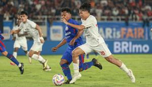 Pemain muda Persis Solo, Zanadin Fariz, kini mendapatkan tugas baru dari Ong Kim Swee untuk mengisi posisi winger. Ini menjadi peran baru bagi pemain berusia 20 tahun itu setelah sebelumnya rutin bermain di pos gelandang. (Bola.com/Radifa Arsa)