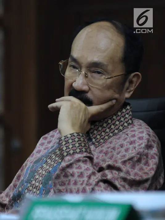 Terdakwa kasus merintangi penyidikan dugaan korupsi e-KTP, Fredrich Yunadi pada sidang lanjutan di Pengadilan Tipikor, Jakarta, Kamis (12/4). Salah satu saksi yang dihadirkan adalah pengacara dan staf Fredrich Yunadi. (Liputan6.com/Helmi Fithriansyah)